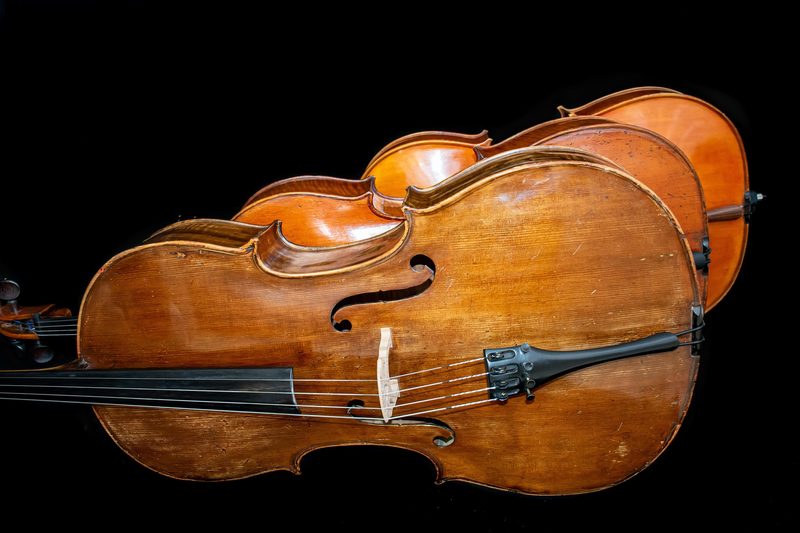 Korpus und f-Loch eines Cellos in warmem Licht