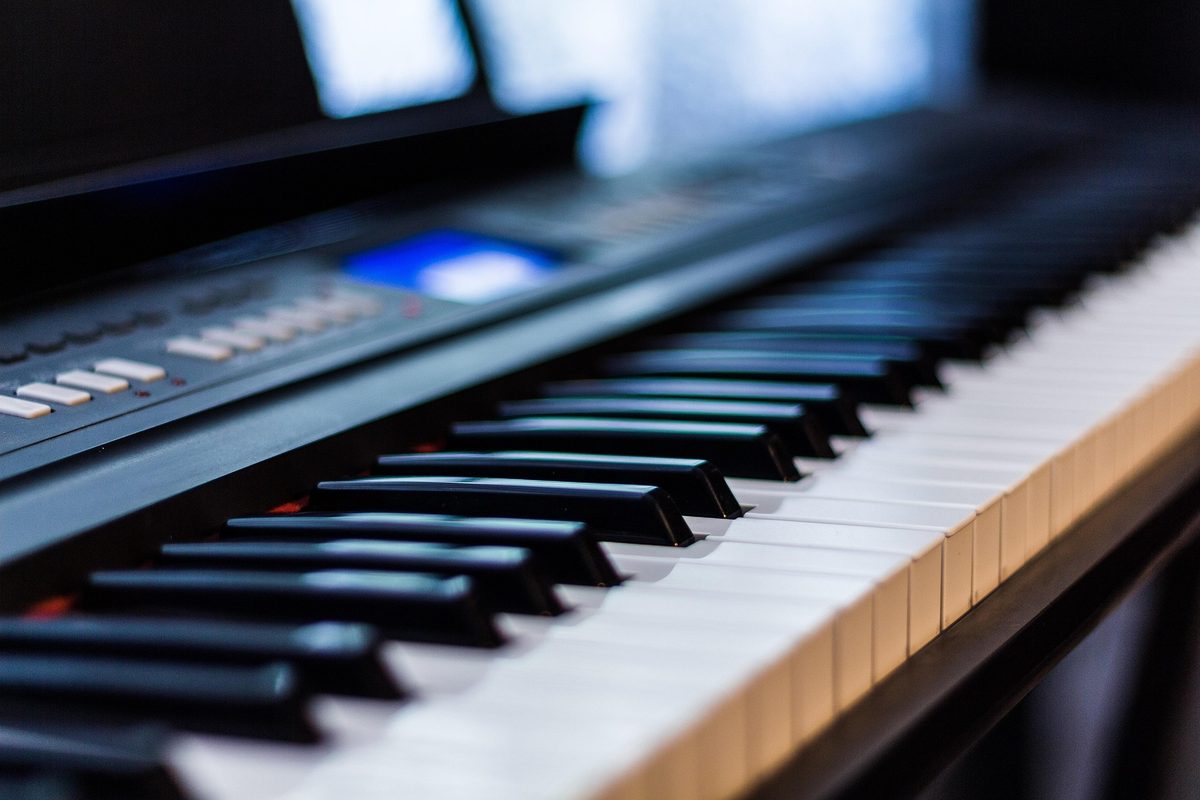 Tasten eines Keyboards im Bühnenlicht
