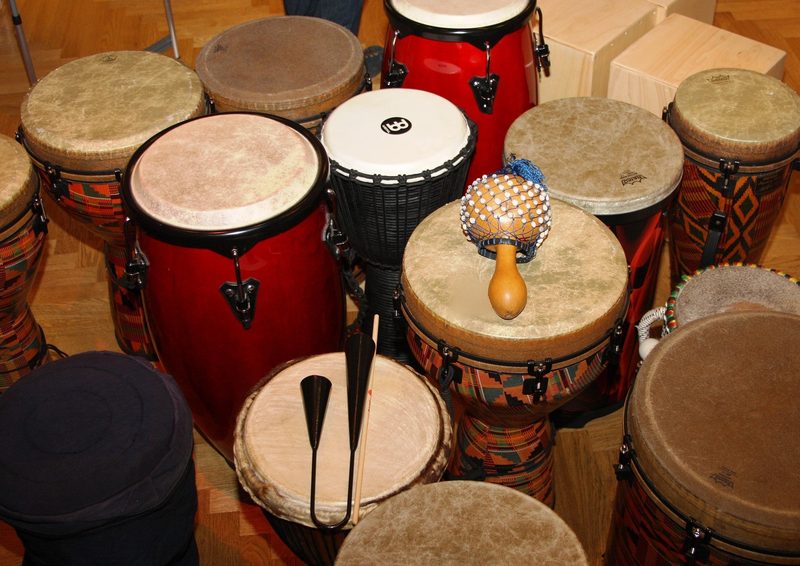 Congas, Djemben und Handpercussion – Instrumente des Instrumentenkarussells Pop